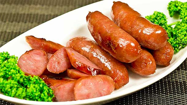 Ăn lạp xưởng kết hợp rau xanh để hạn chế tăng cân