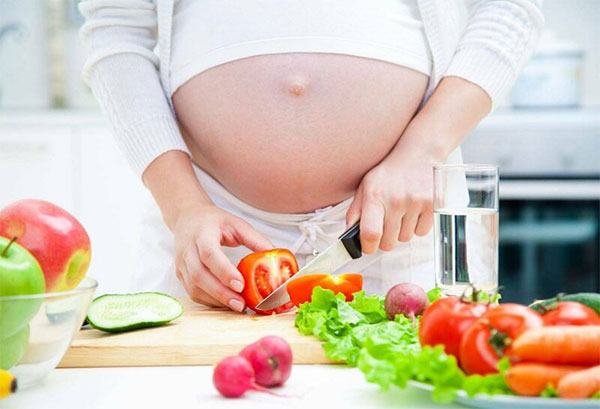 Ăn nhiều rau xanh trong suốt thai kì tốt cho mẹ và bé